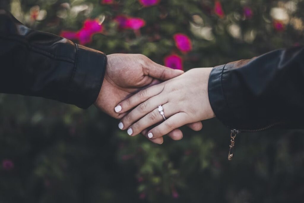 結婚相談所もオンラインの時代！メリット・デメリットと成功する婚活のコツ